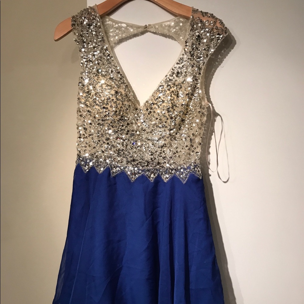 Pretty short dress! With sequins